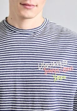 DSQUARED2 LOOSE FIT TEE - Print T-shirt - White/blue 10 DSQUARED2 LOOSE FIT TEE - Print T-shirt - White/blue -Indicode Men Wear Shop 0a994a33aef2444ba20f4226105b48af