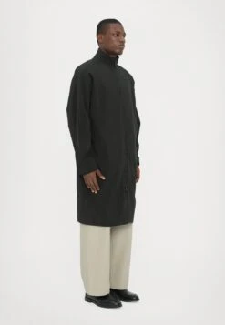 Han Kjøbenhavn LONG TRACK JACKET - Trenchcoat - Anthracite Black 10 Han Kjøbenhavn LONG TRACK JACKET - Trenchcoat - Anthracite Black -Indicode Men Wear Shop 33f22a18f31a41a488660fde5c382d70