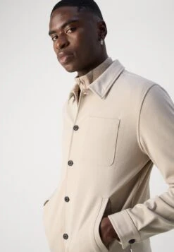 Lindbergh SUPERFLEX OVER - Summer Jacket - Light Stone -Indicode Men Wear Shop 3f8327d1afec49b7a41527c4dcc601ae