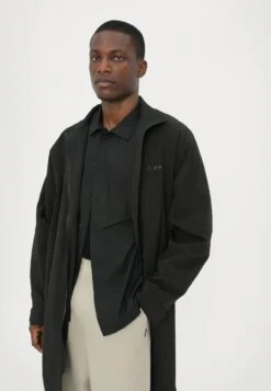 Han Kjøbenhavn LONG TRACK JACKET - Trenchcoat - Anthracite Black 11 Han Kjøbenhavn LONG TRACK JACKET - Trenchcoat - Anthracite Black -Indicode Men Wear Shop 4642d39f3ff3489ab60128b35b32e514