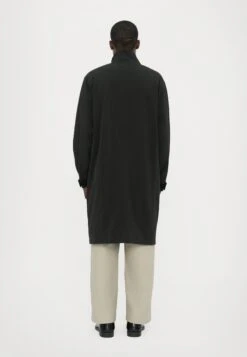 Han Kjøbenhavn LONG TRACK JACKET - Trenchcoat - Anthracite Black 9 Han Kjøbenhavn LONG TRACK JACKET - Trenchcoat - Anthracite Black -Indicode Men Wear Shop 4ffe3e95ff5e409ab6a292878769b92d