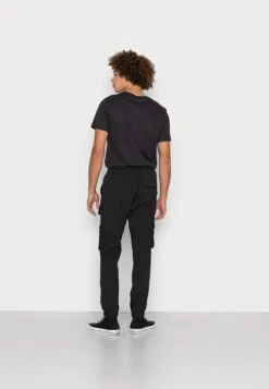 BRAVE SOUL Moltontaslan - Cargo Trousers - Black -Indicode Men Wear Shop 662a9b8f36074302abd3251231d2dedf