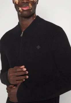 J.Lindeberg Yousin Logo Zip - Cardigan - Black -Indicode Men Wear Shop 78cf2bffedc640adb2c150a73f51bde4