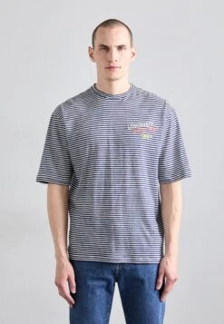 DSQUARED2 LOOSE FIT TEE - Print T-shirt - White/blue 11 DSQUARED2 LOOSE FIT TEE - Print T-shirt - White/blue -Indicode Men Wear Shop 81e8752deddb494ba15afbf409760a03