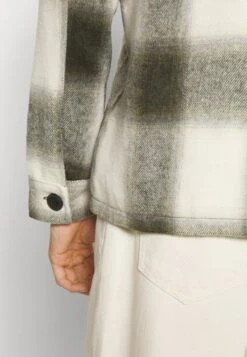 BRAVE SOUL Summer Jacket - Green/Beige 11 BRAVE SOUL Summer Jacket - Green/Beige -Indicode Men Wear Shop 86f0edcd903544a7b9dcc023bd4e2caf