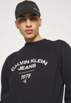 Calvin Klein Jeans Varsity Curve - Sweatshirt - Ck Black -Indicode Men Wear Shop 997fbdd57c1547e6872341cf305cae78