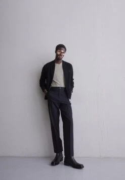 J.Lindeberg Yousin Logo Zip - Cardigan - Black -Indicode Men Wear Shop ba001781322f48fcb154ab7aac8843a2