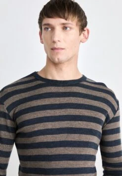 Mads Nørgaard TOBIAS - Jumper - Brown/navy -Indicode Men Wear Shop c4fd0f71441249ba97c650ee79e35be7
