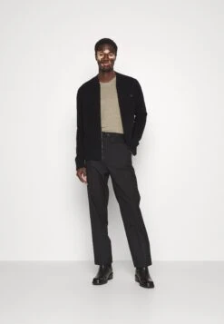 J.Lindeberg Yousin Logo Zip - Cardigan - Black -Indicode Men Wear Shop e1d17cbdc2a348eeb6171926cc9175b8