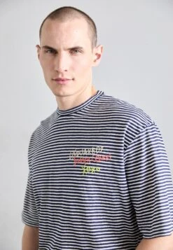 DSQUARED2 LOOSE FIT TEE - Print T-shirt - White/blue 8 DSQUARED2 LOOSE FIT TEE - Print T-shirt - White/blue -Indicode Men Wear Shop ee8b55e89c7f4b71ac8f102f58801a0b